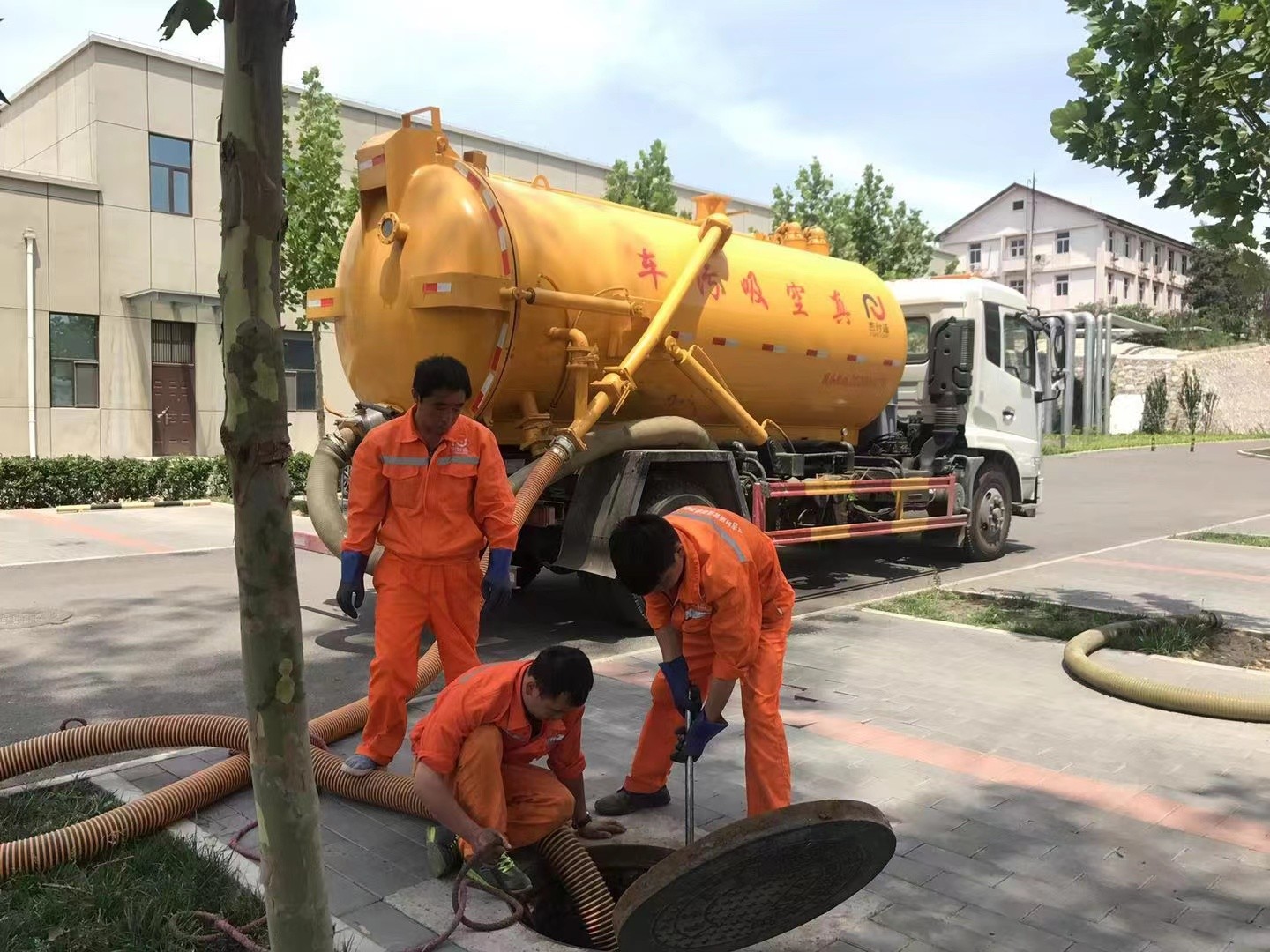 营山管道疏通车停在窨井附近