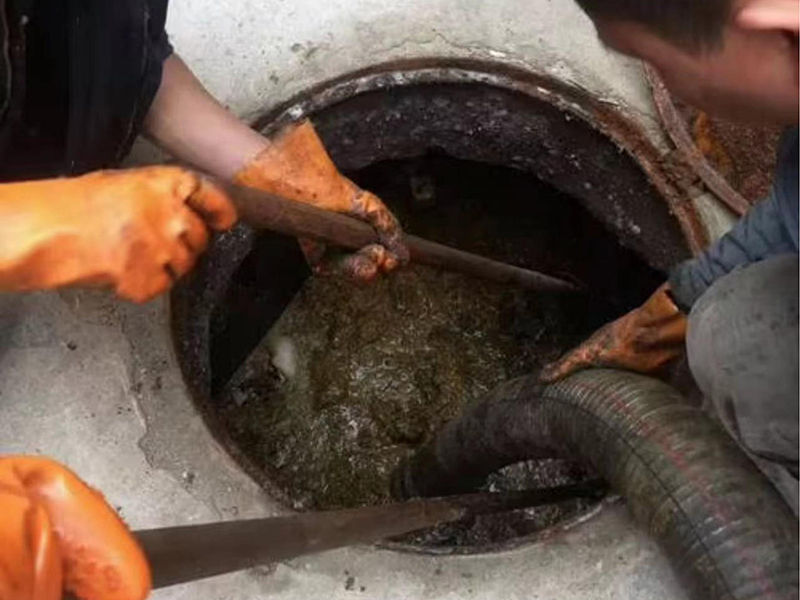 营山清理化粪池时如何避免沼气的危害？